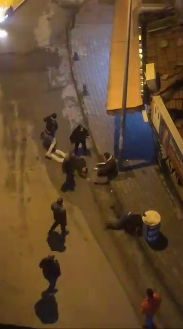 Laf attığı kişiler tarafından böyle darp edildi… Dövmekle yetinmediler, yerde tekmelediler