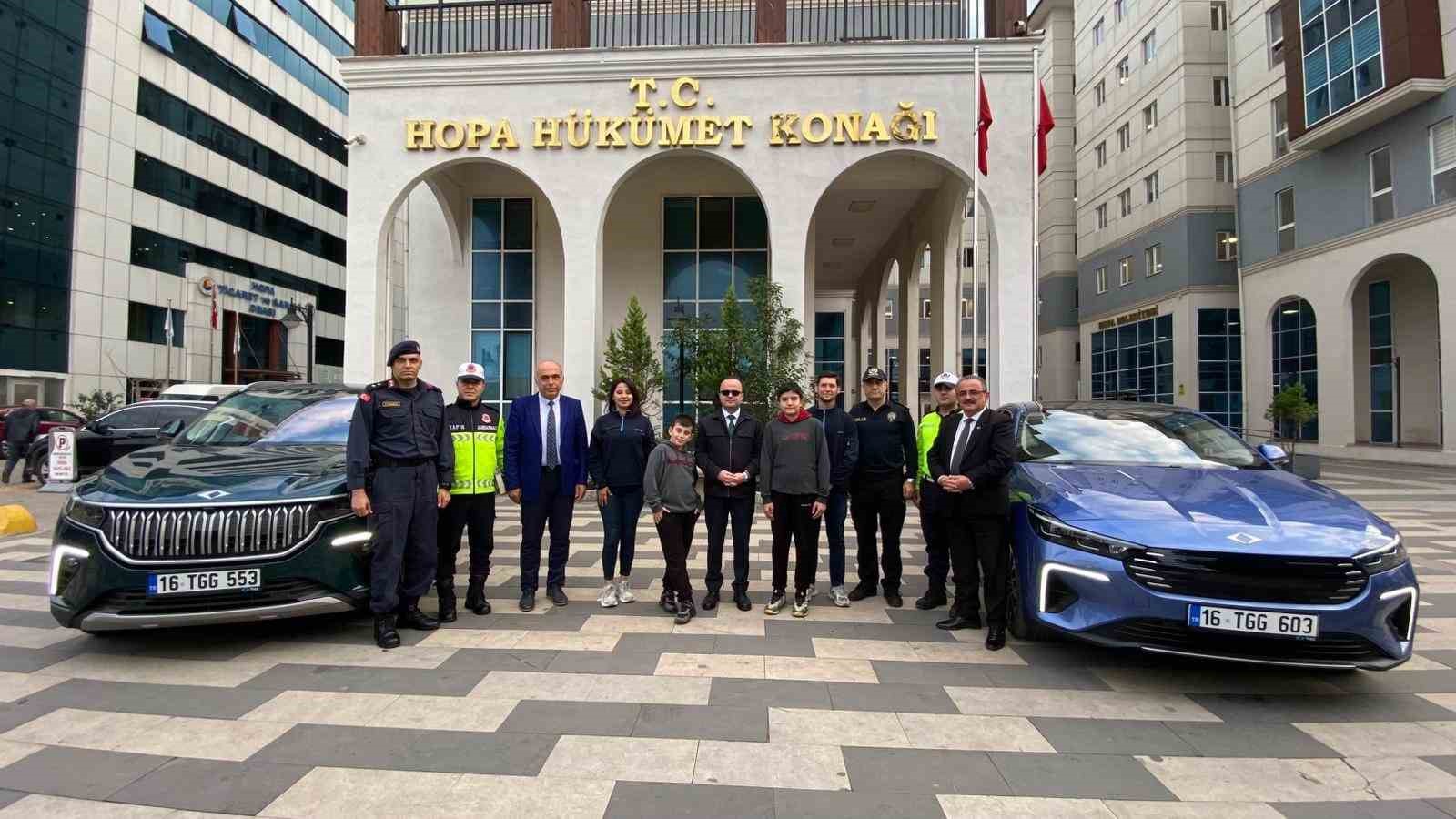 Kaymakamdan öğrencilere Togg’un yeni modeli ile şehir turu