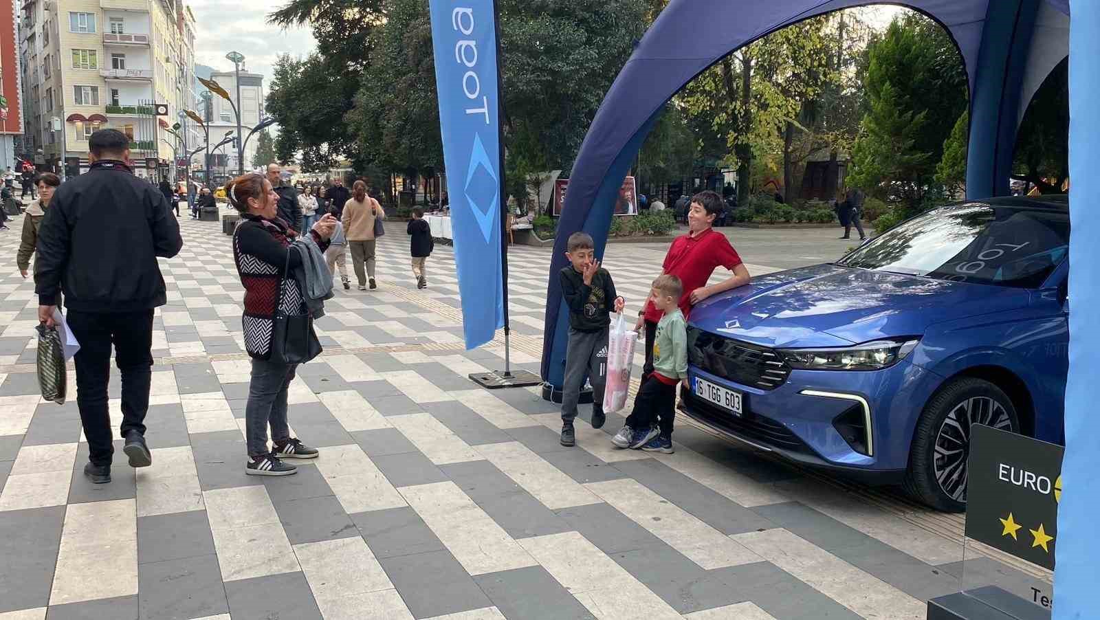 Kaymakamdan öğrencilere Togg’un yeni modeli ile şehir turu