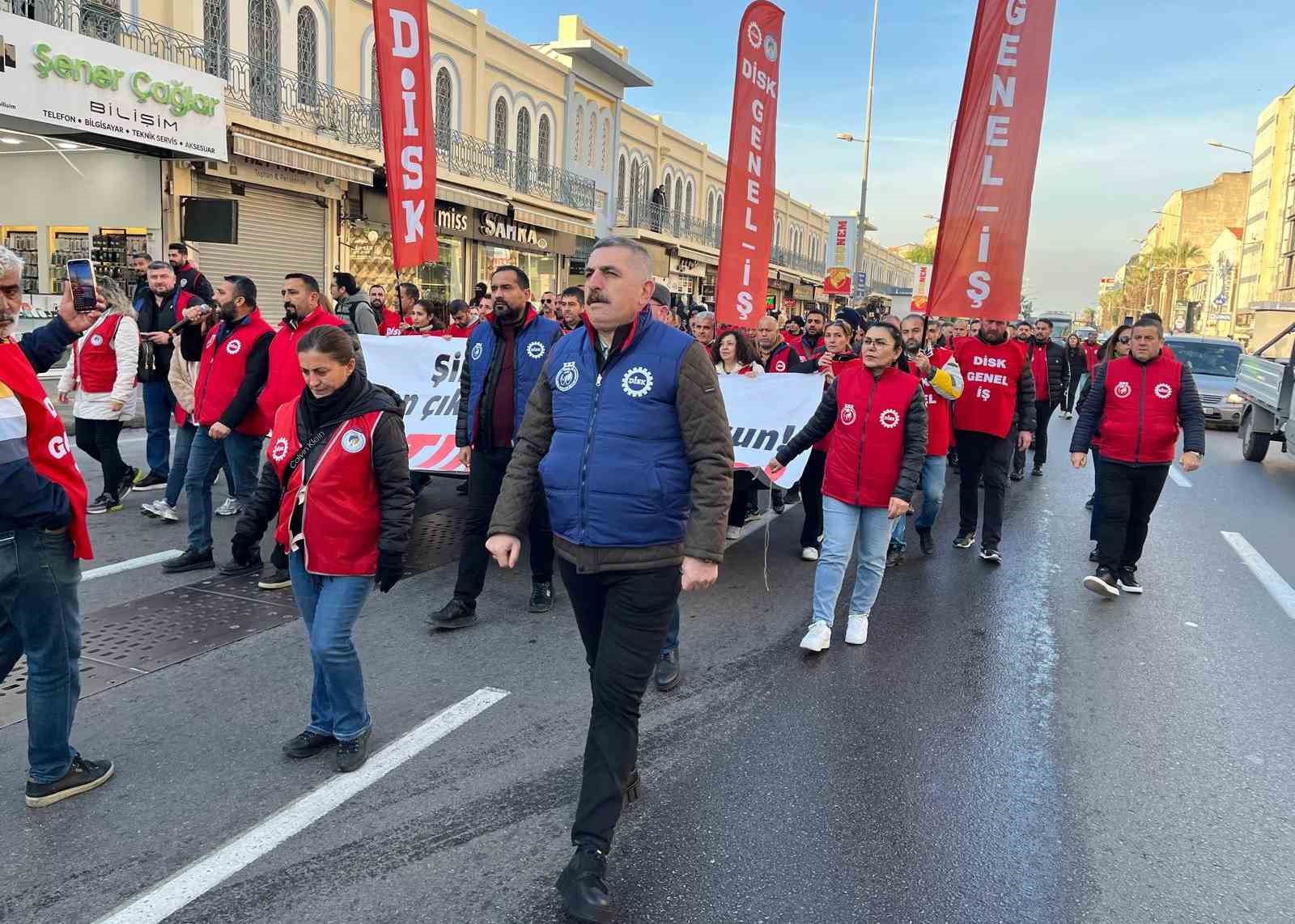 İzmir Büyükşehir işçileri "Masa kurulmazsa mücadele büyüyecek"
