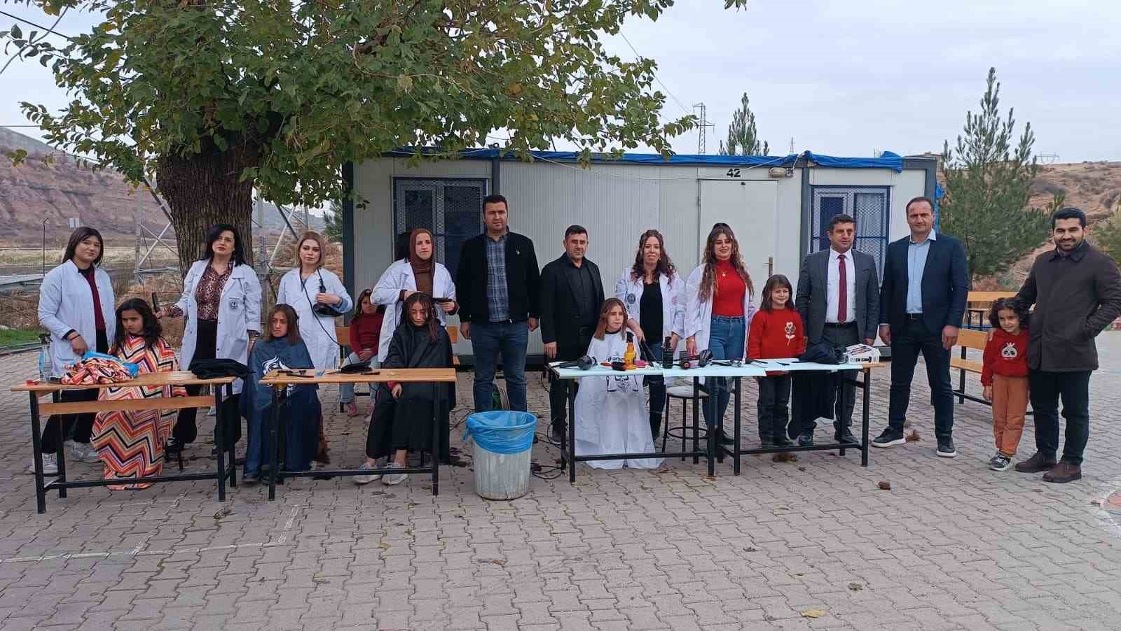 Batman’da köy okullarında eğitim gören öğrenciler ücretsiz tıraş edildi