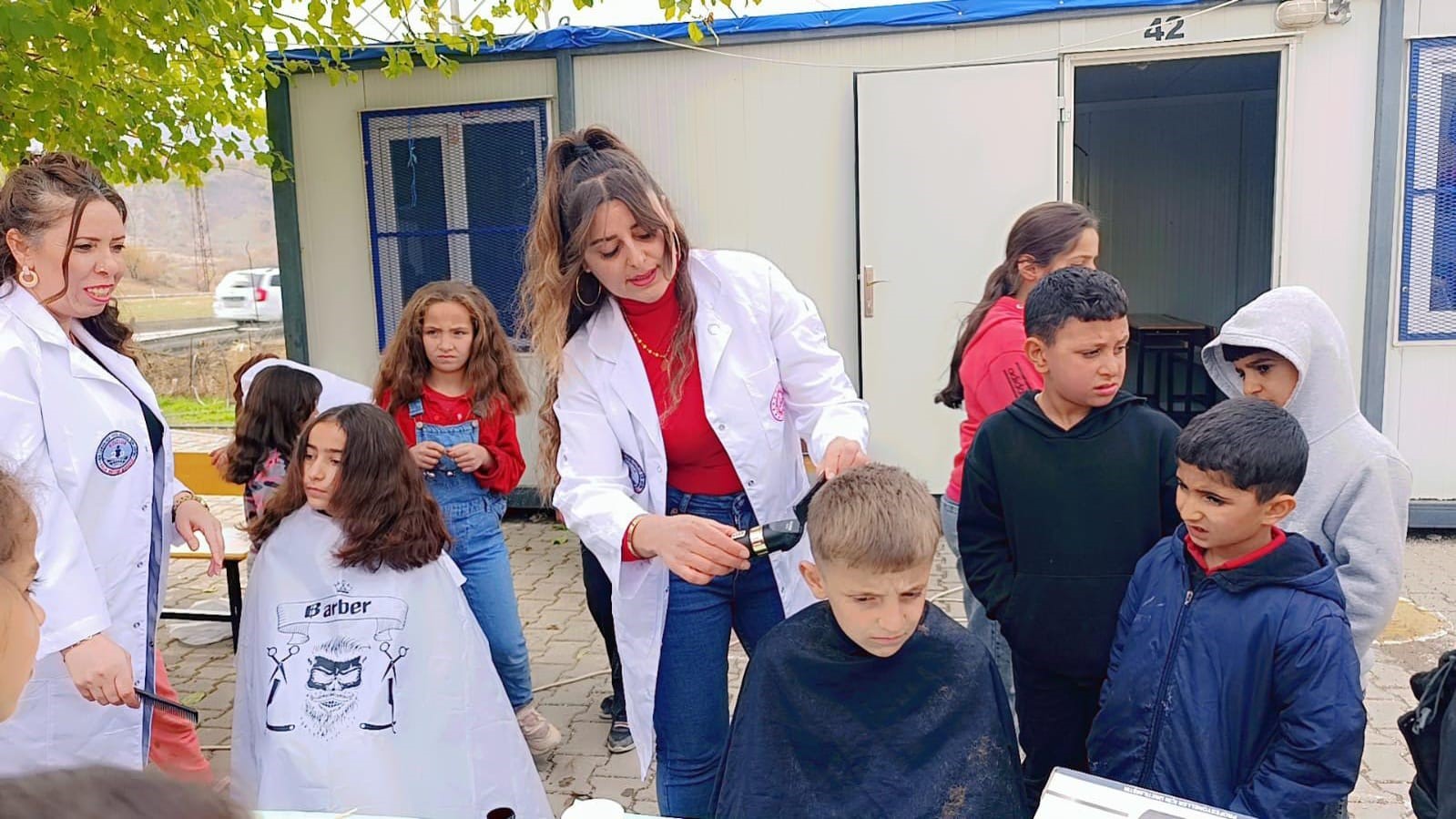 Batman’da köy okullarında eğitim gören öğrenciler ücretsiz tıraş edildi