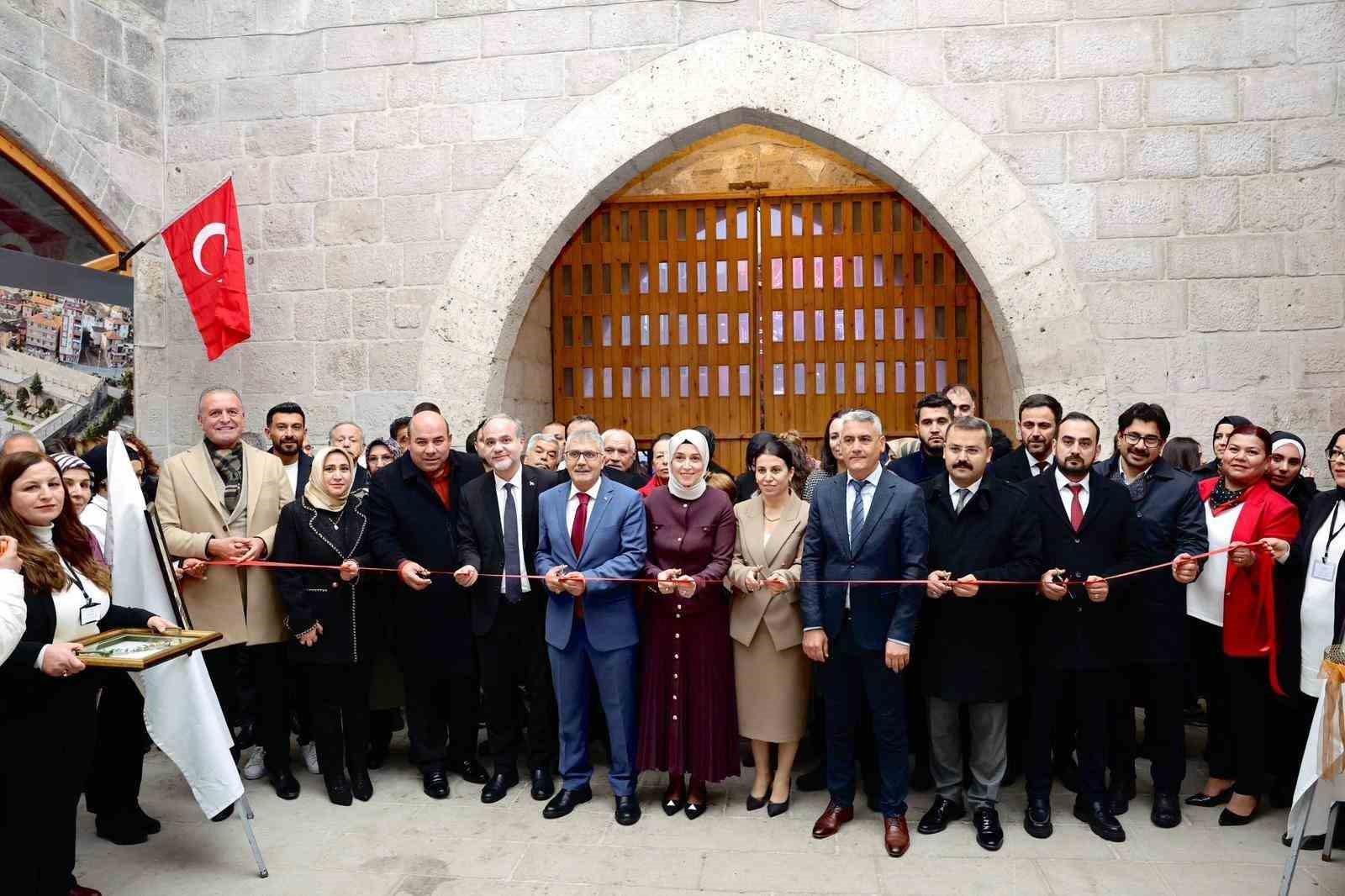 "Zamanın ve Zarafetin İzinde: Niğde" sergisi açıldı

