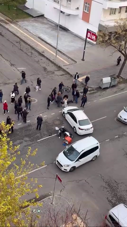 Diyarbakır&rsquo;da otomobilin &ccedil;arptığı motosikletli kurye yaralandı

