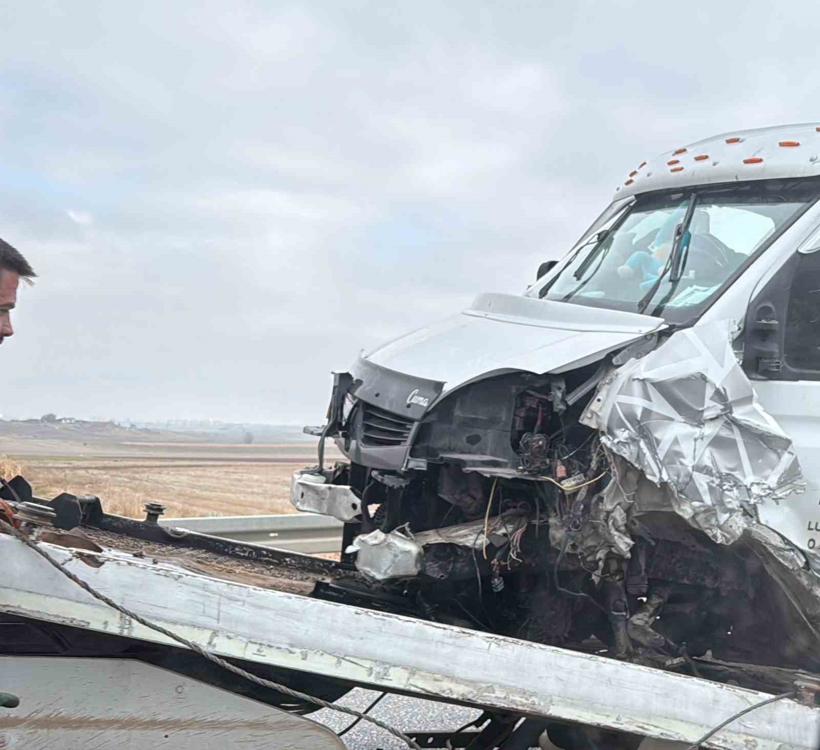 Maddi hasarlı kaza kara yolunu tek yönlü ulaşıma kapattı
