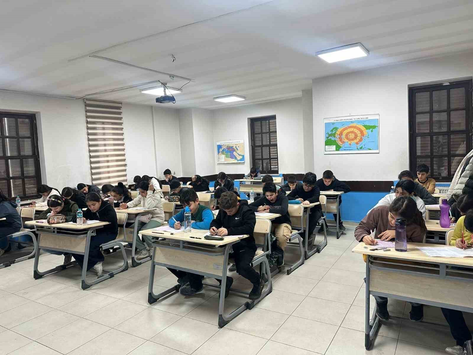 Büyükşehir Eğitim Merkezlerinde yapılan deneme sınavına bin 350 öğrenci katıldı