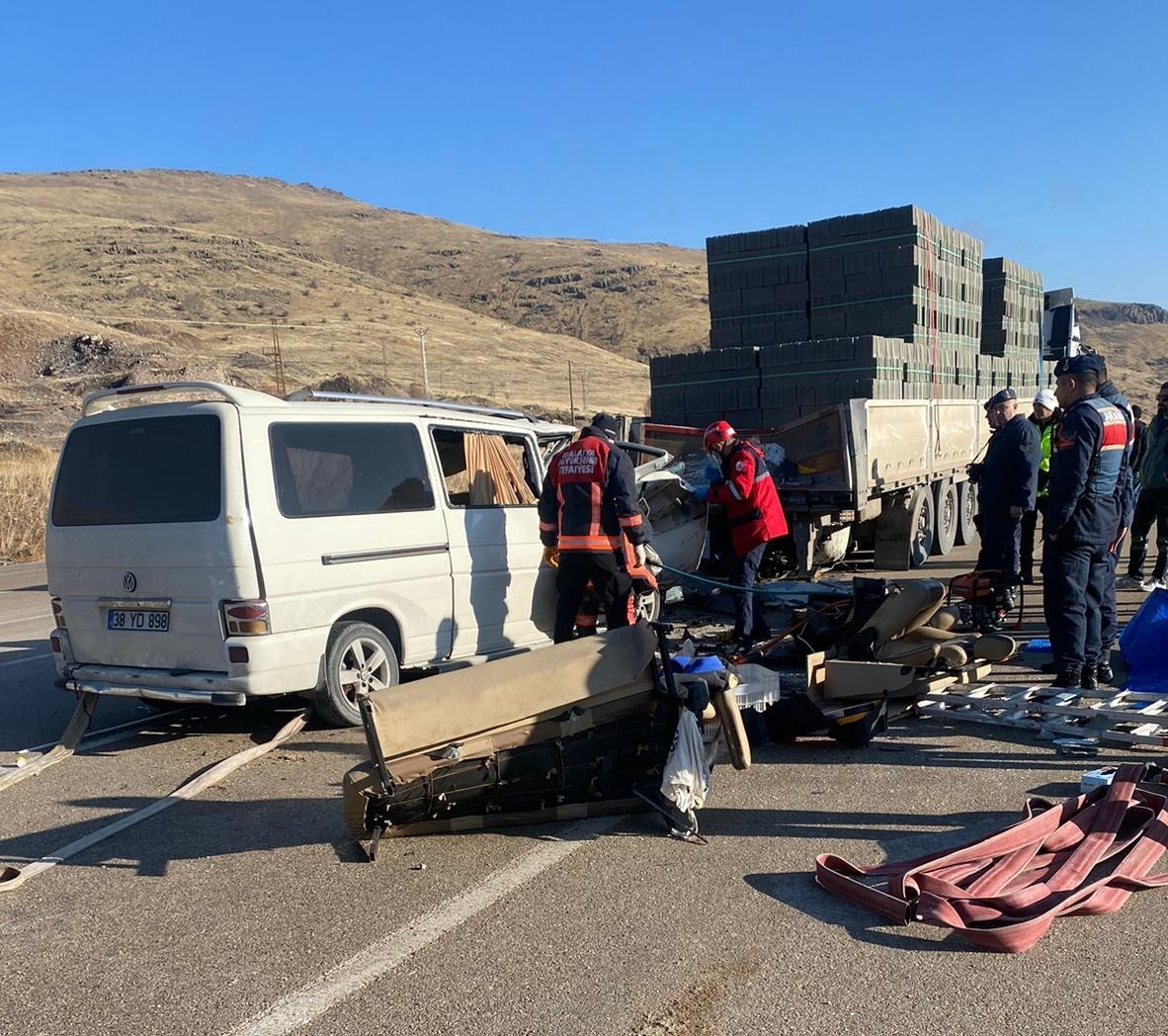 Malatya’da tır ile minibüs çarpıştı: 3 ölü