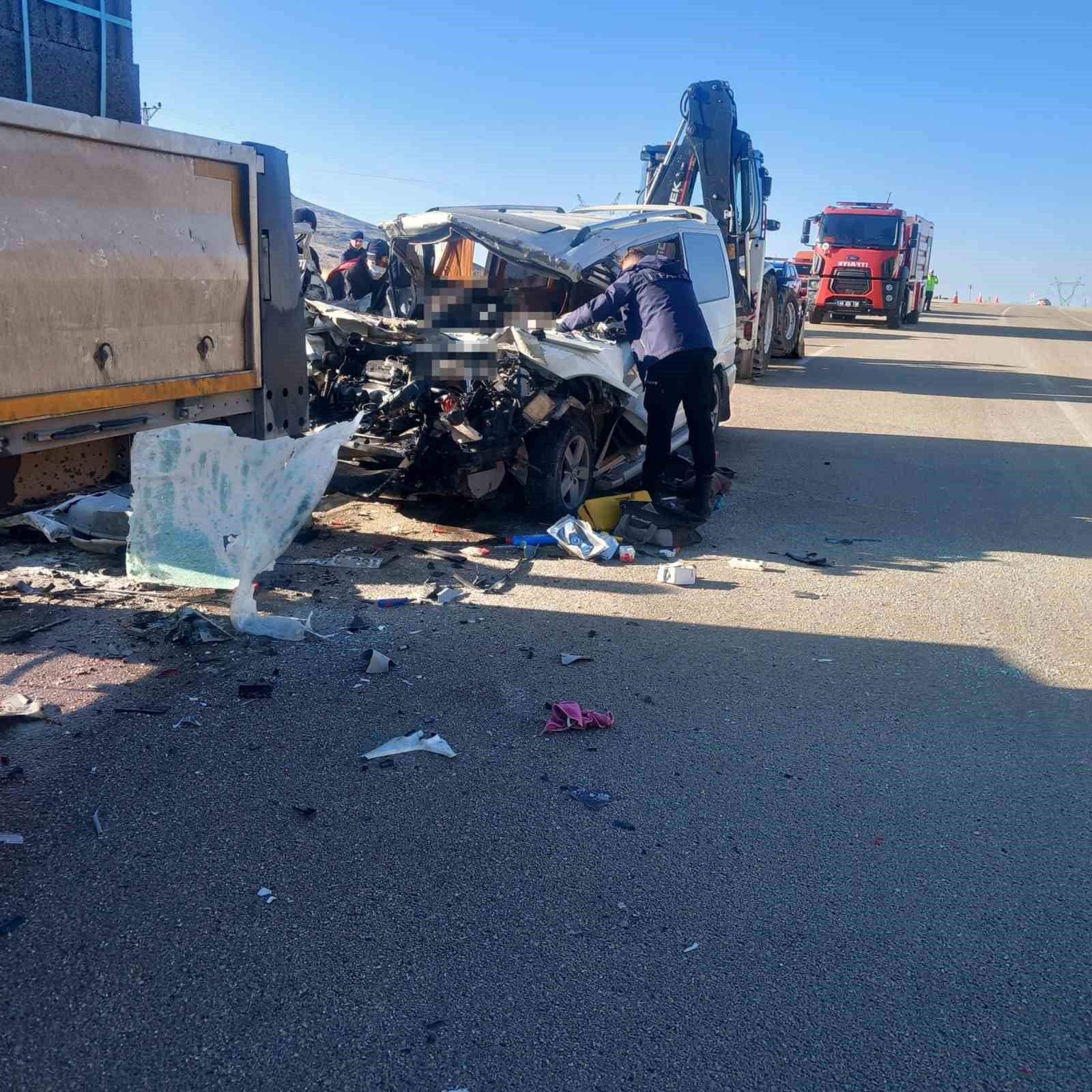 Malatya’da tır ile minibüs çarpıştı: 3 ölü