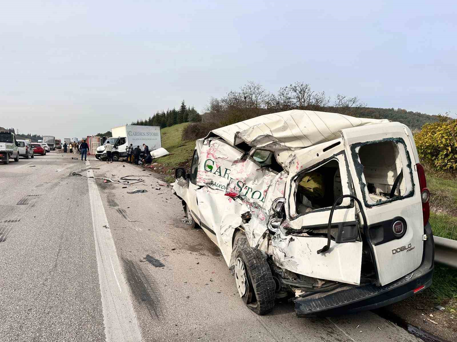 Şeker pancarı yüklü tır 2 araca çarpıp devrildi: 1’i ağır 5 yaralı