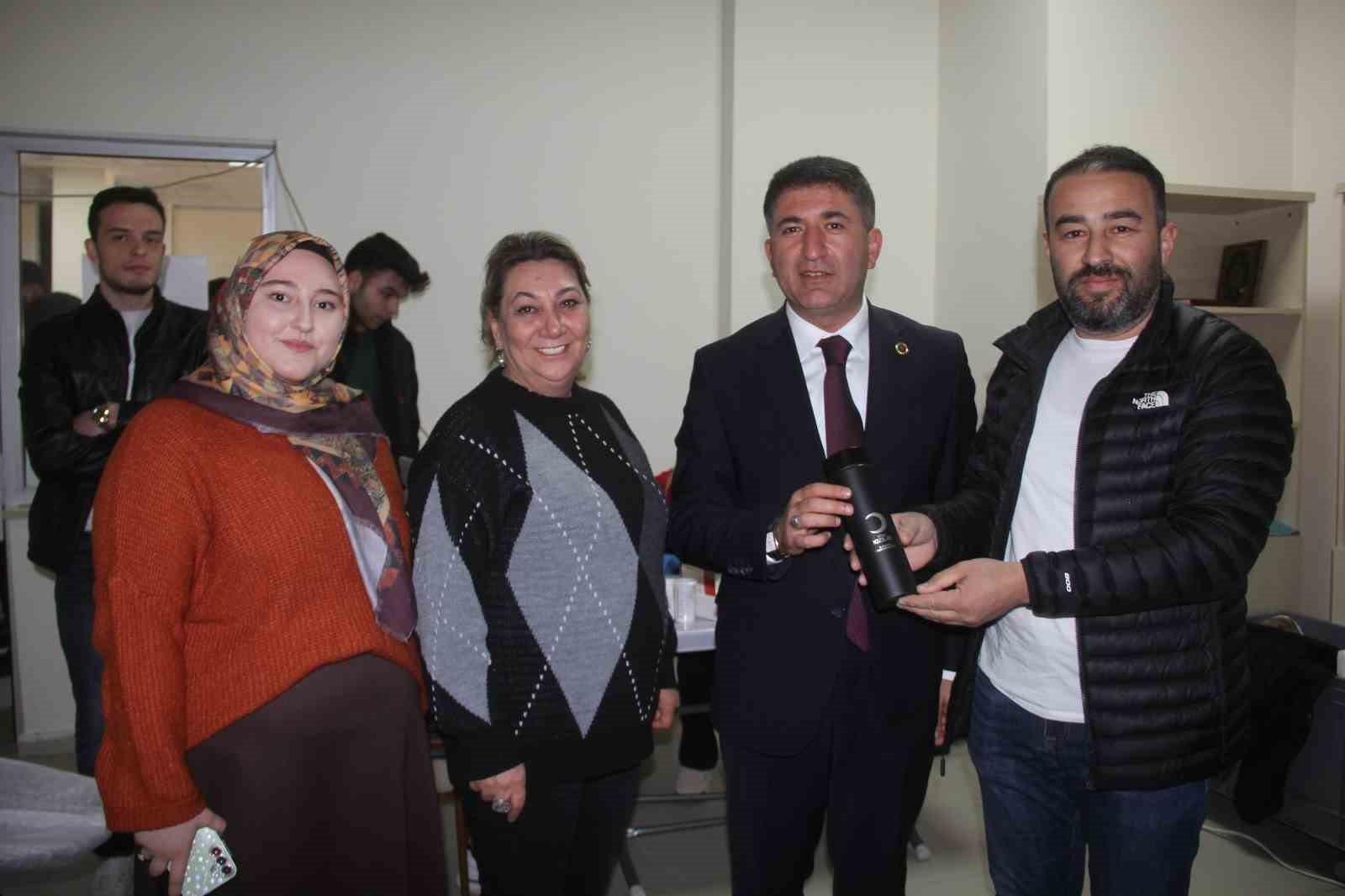 Üniversite öğrencileri kan bağışı için sıraya girdi
