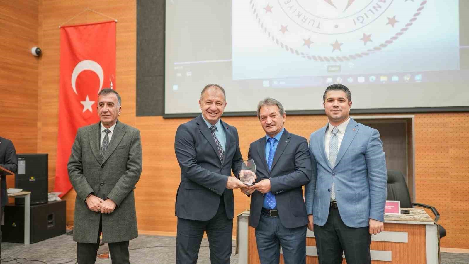 Çakmur’dan spor tesislerinde çalışan personele teşekkür belgesi
