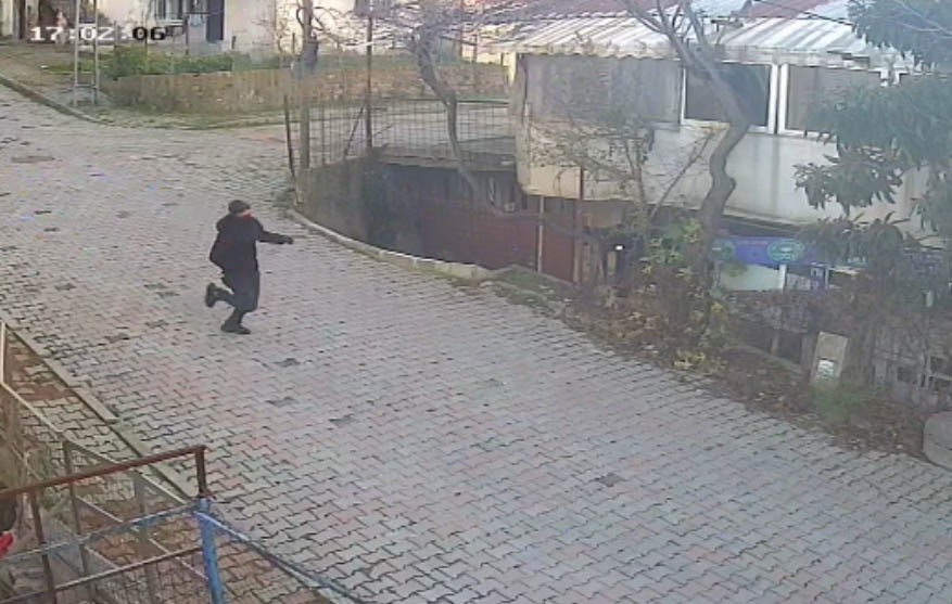 Arnavutköy’de film sahnelerini aratmayan gasp: Kaçan şüpheli "Ayağına sıkarım" diye tehdit etti
