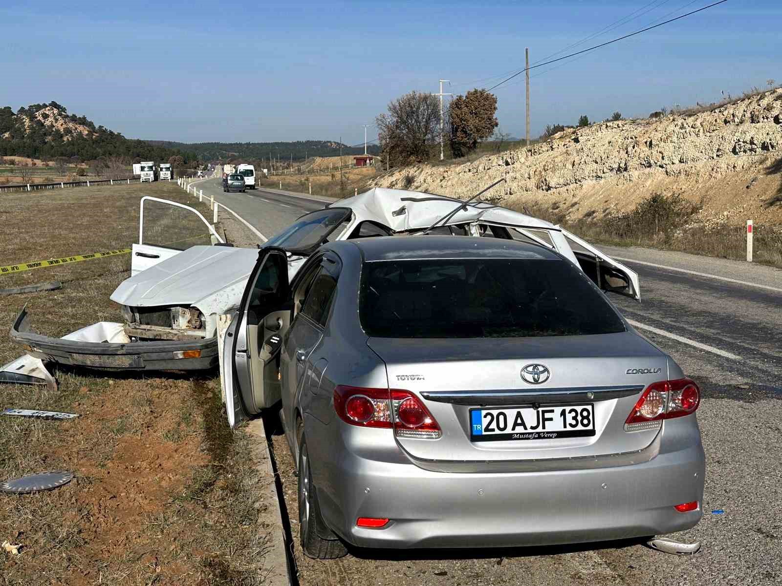 İki otomobilin çarpıştığı kazada yaşlı çift hayatını kaybetti