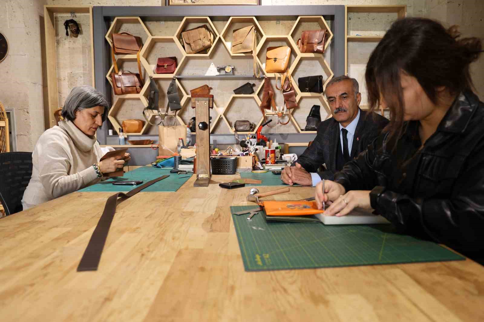 Kırşehir’de Ahi Evran’ın mesleği deri işlemeciliği modern tasarımlarla yeniden hayat buluyor
