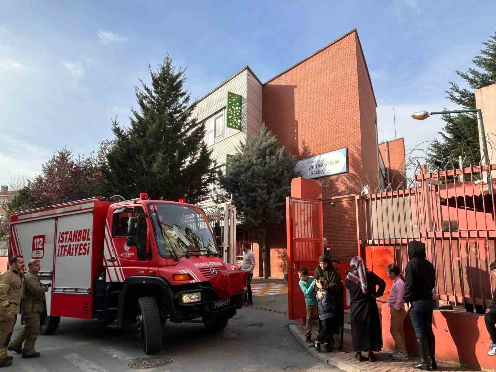Fatih’teki ilkokulda panik anları, okul boşaltıldı: Gerçek ekipler gelince ortaya çıktı