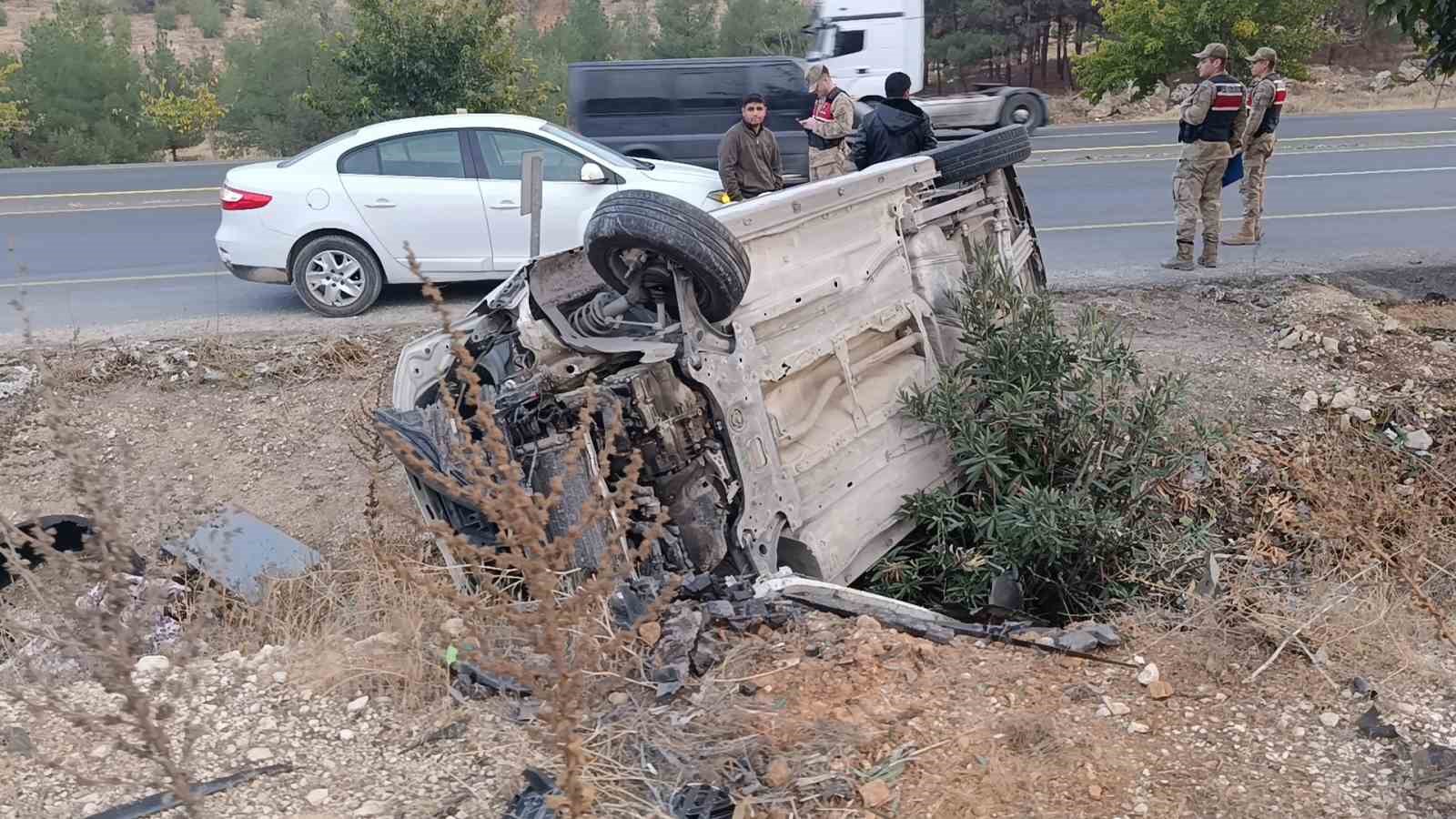 Şanlıurfa’da hafif ticari araç devrildi: Baba ve oğlu yaralandı