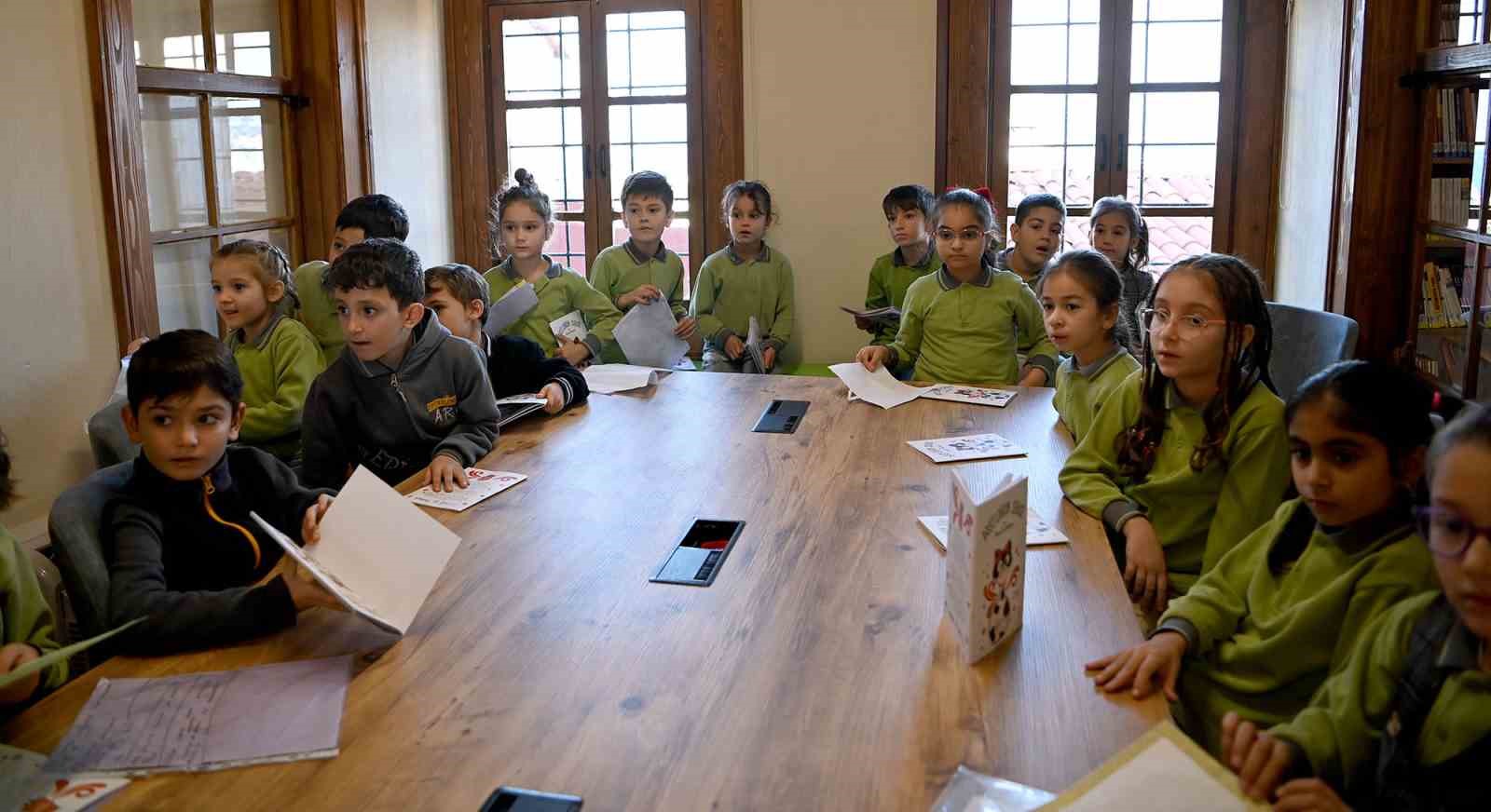 Kuşadası’nda çocuklara hem kitap hem hayvan sevgisi aşılandı