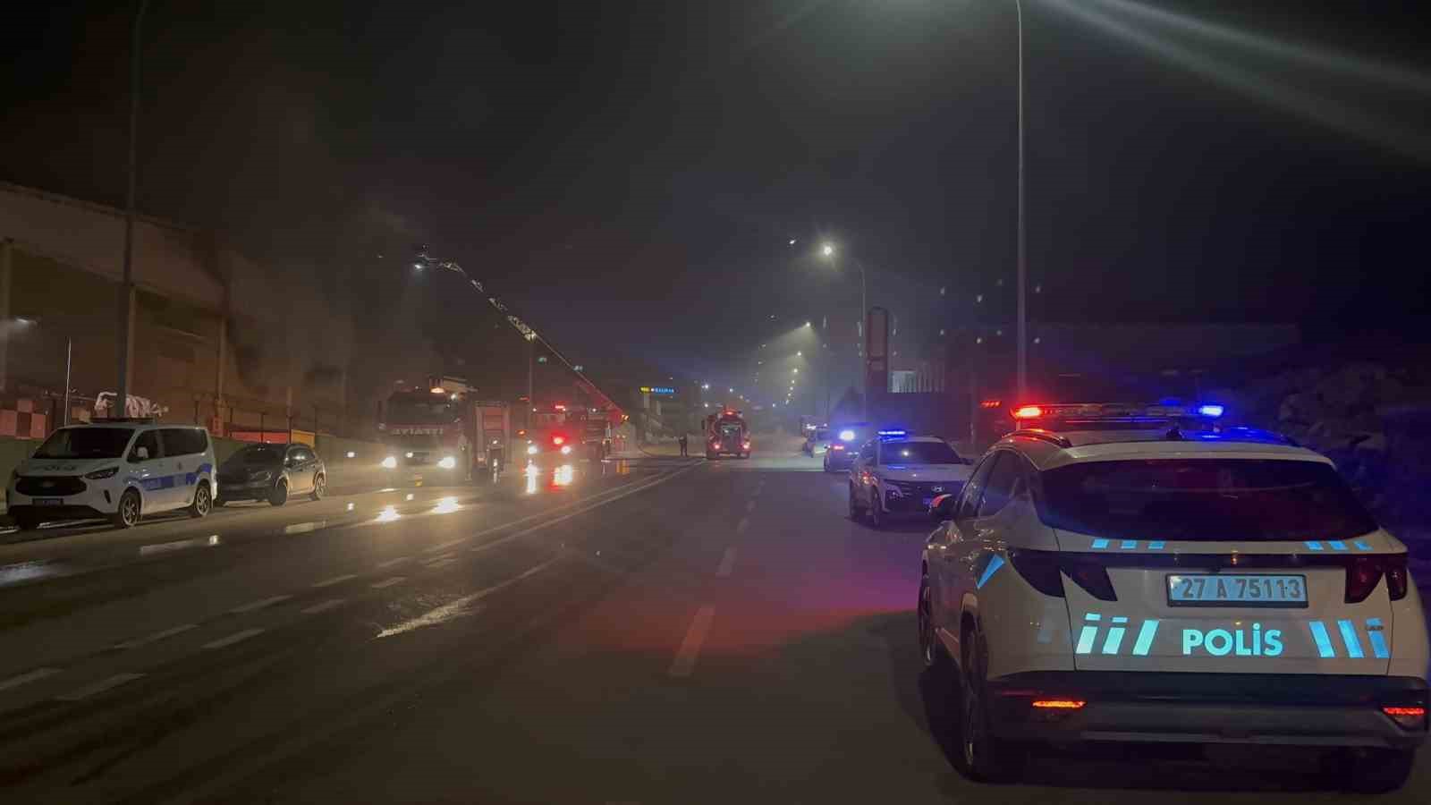 Gaziantep’te ambalaj fabrikasında yangın: 1 işçi dumandan etkilendi