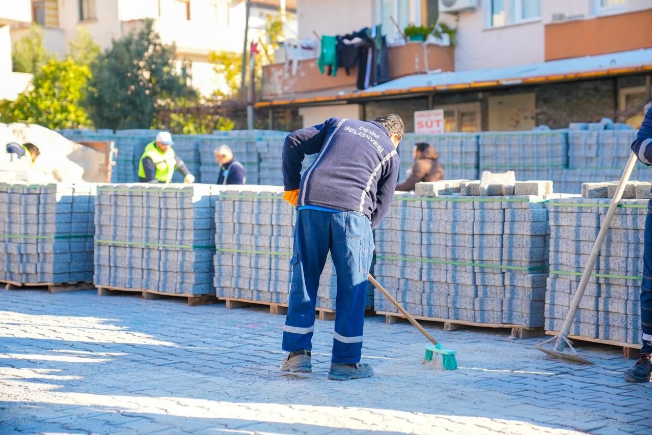 Didim&rsquo;de yol &ccedil;alışmaları hız kesmeden devam ediyor
