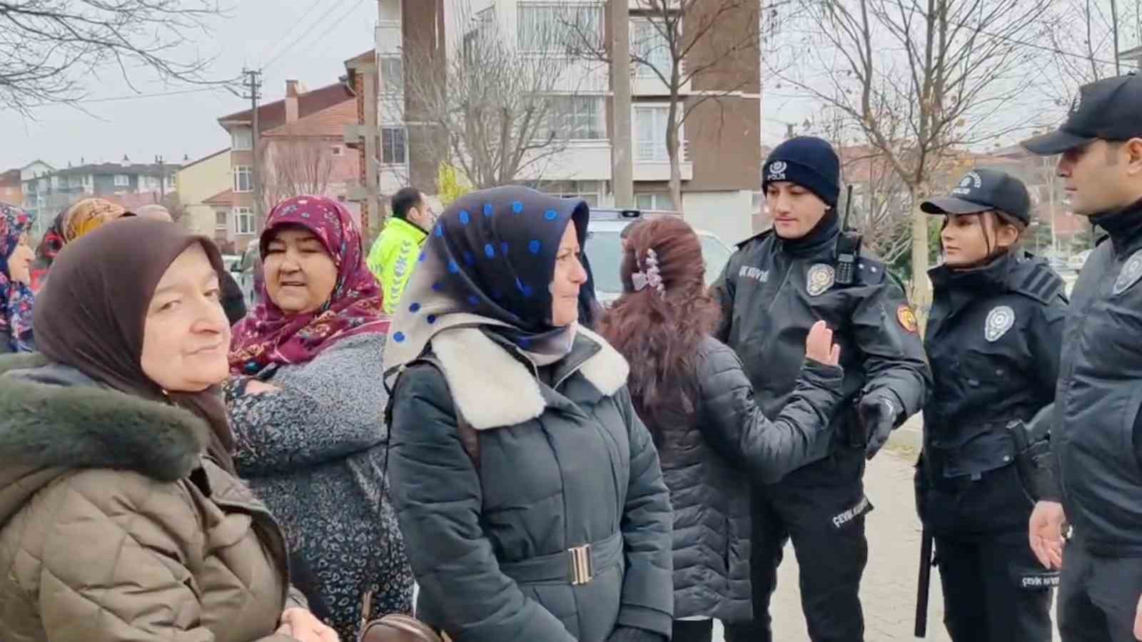 Kadınlardan mahalleye yapılacak baz istasyonuna ve erkeklere tepki
