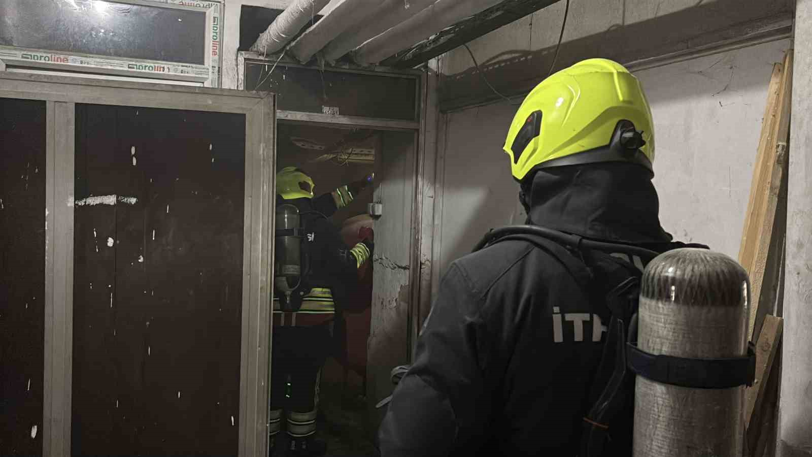 &Uuml;st katları otel olarak kullanılan iş merkezinde &ccedil;ıkan yangın ekipleri harekete ge&ccedil;irdi
