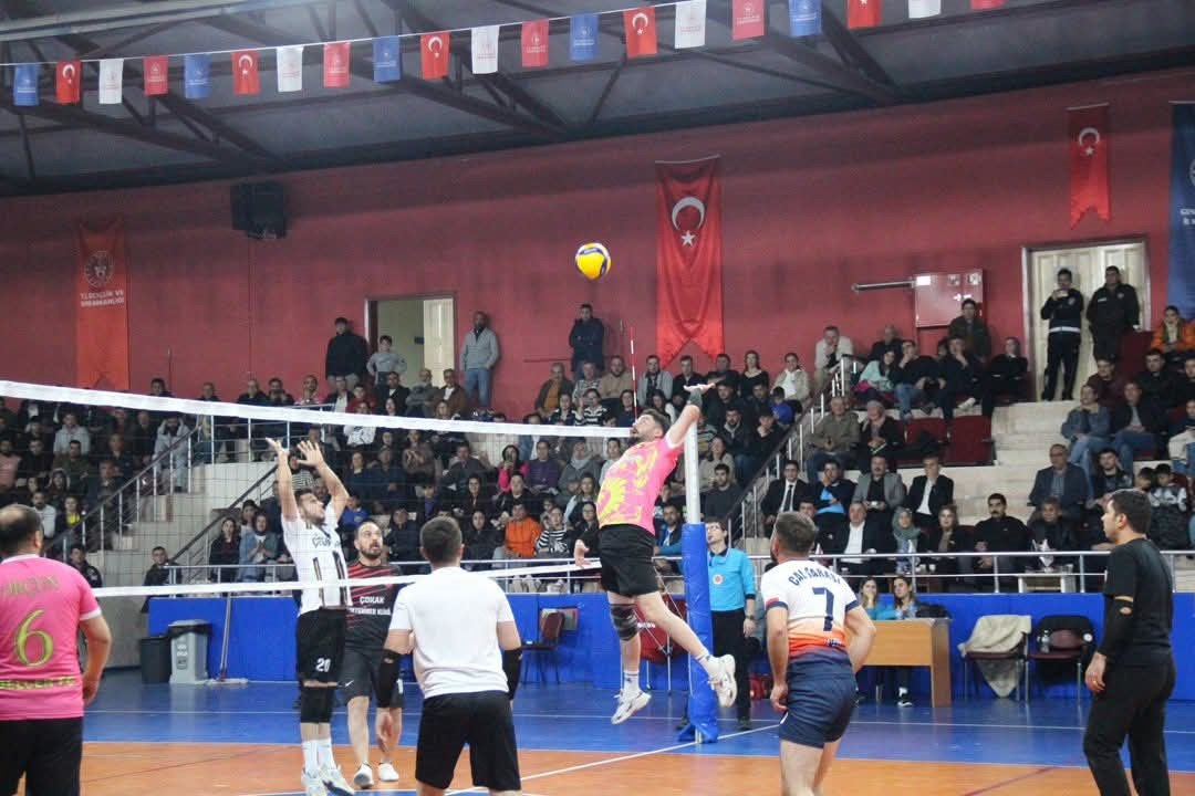 Çal’da düzenlenen voleybol turnuvasında final maçları heyecanı zirveye taşıdı