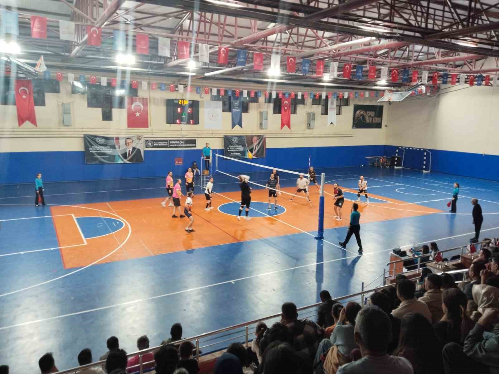 &Ccedil;al&rsquo;da d&uuml;zenlenen voleybol turnuvasında final ma&ccedil;ları heyecanı zirveye taşıdı
