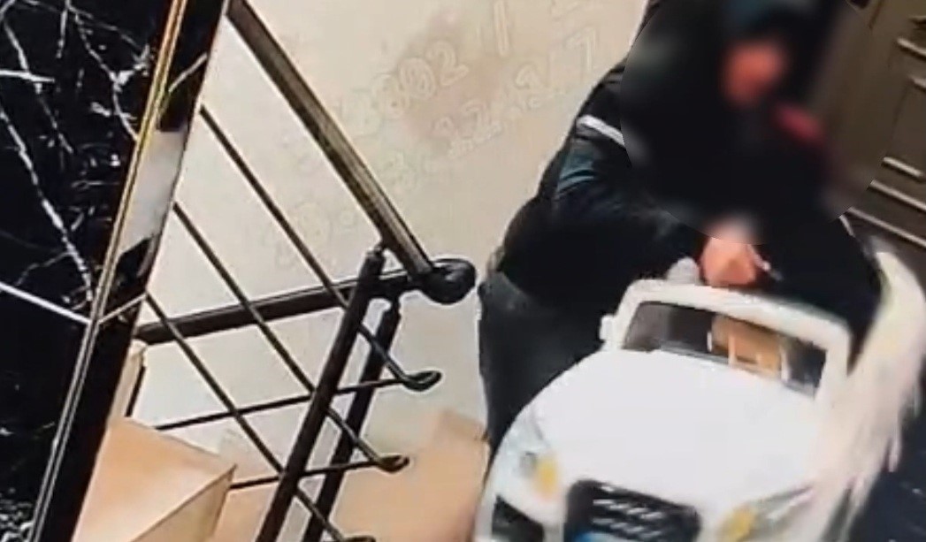 Akülü araba hırsızları kameradan tespit edilip yakalandı