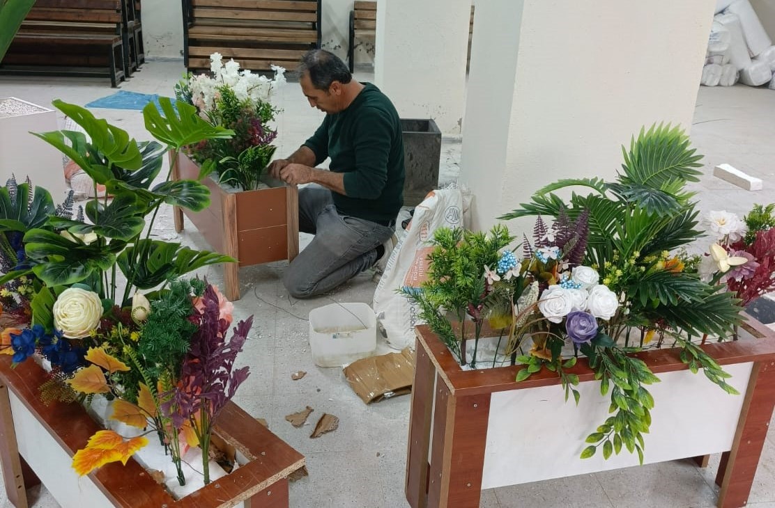 Atık malzemelerle okulu s&uuml;sl&uuml;yor
