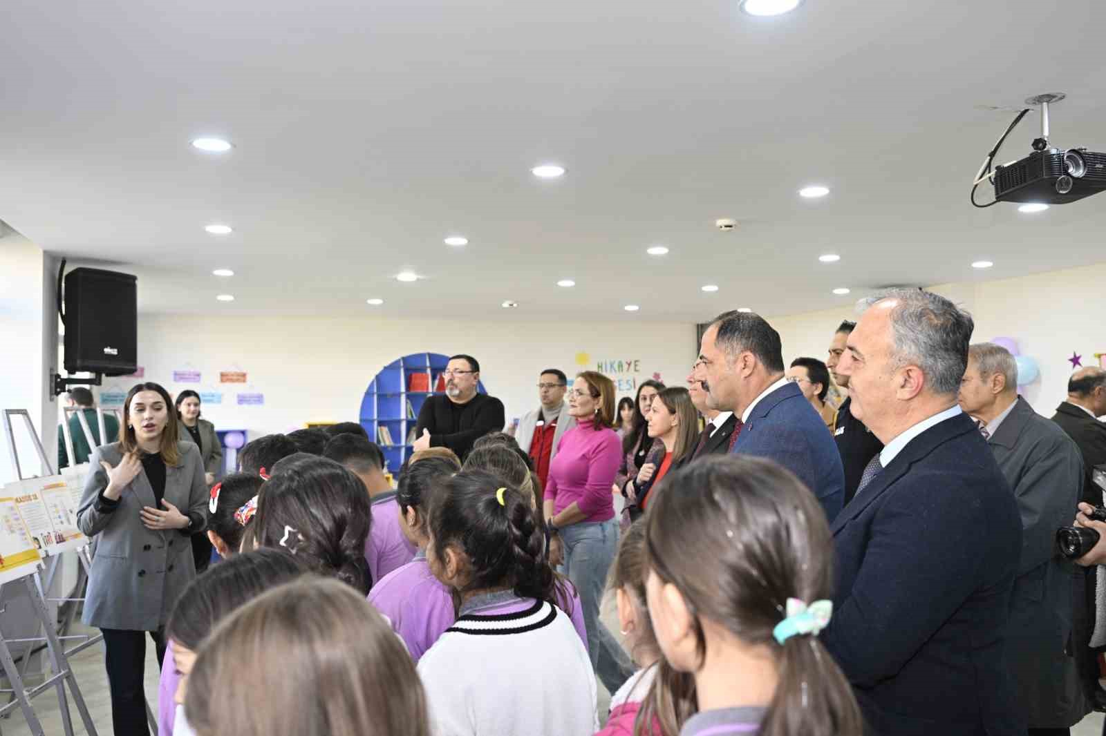 Demirci&rsquo;de &ouml;ğrenciler insan haklarını at&ouml;lyelerde keşfetti
