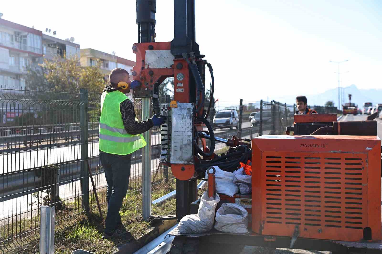 Antalya Büyükşehir’den Gazi Bulvarı’na otokorkuluk