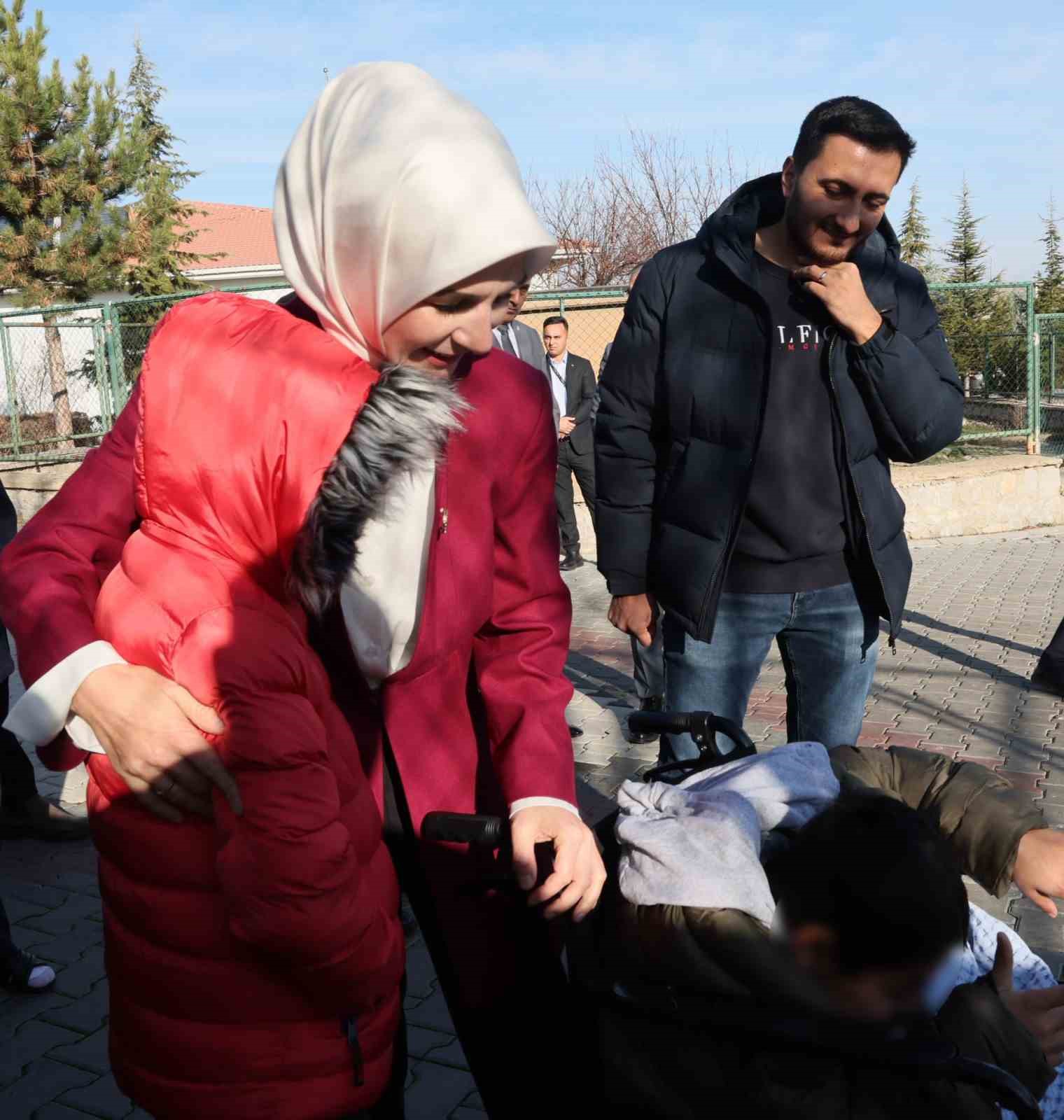 Bakan Göktaş, Ankara’da kardeşleriyle birlikte devlet korumasına alınan Adnan’ı ziyaret etti