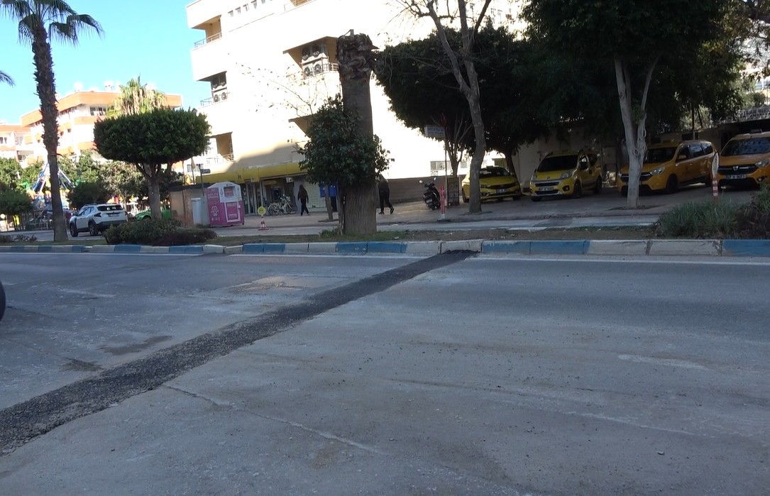 Yolda oluşan &ccedil;ukurları g&ouml;r&uuml;nce dayanamayan esnaf  kum ve &ccedil;akılla &ccedil;ukurları kendisi kapattı
