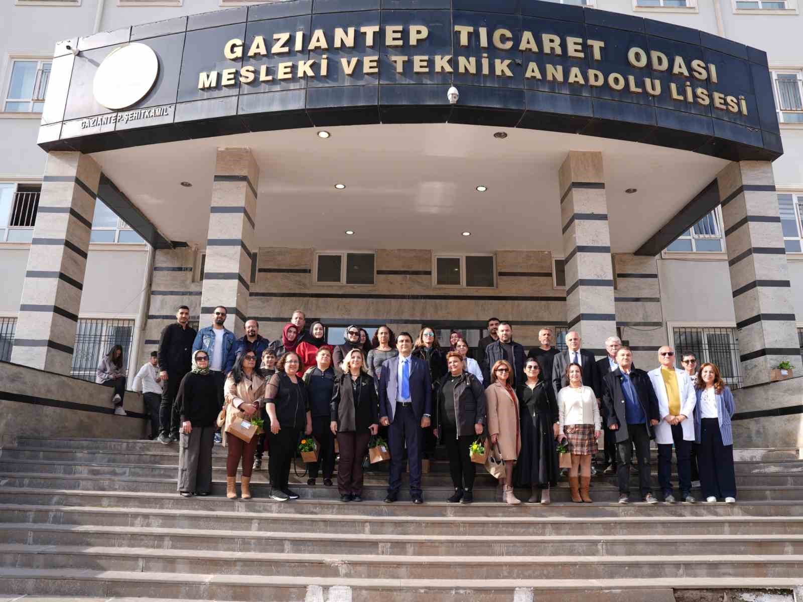 Başkan Yılmaz gen&ccedil;lerle bir arada
