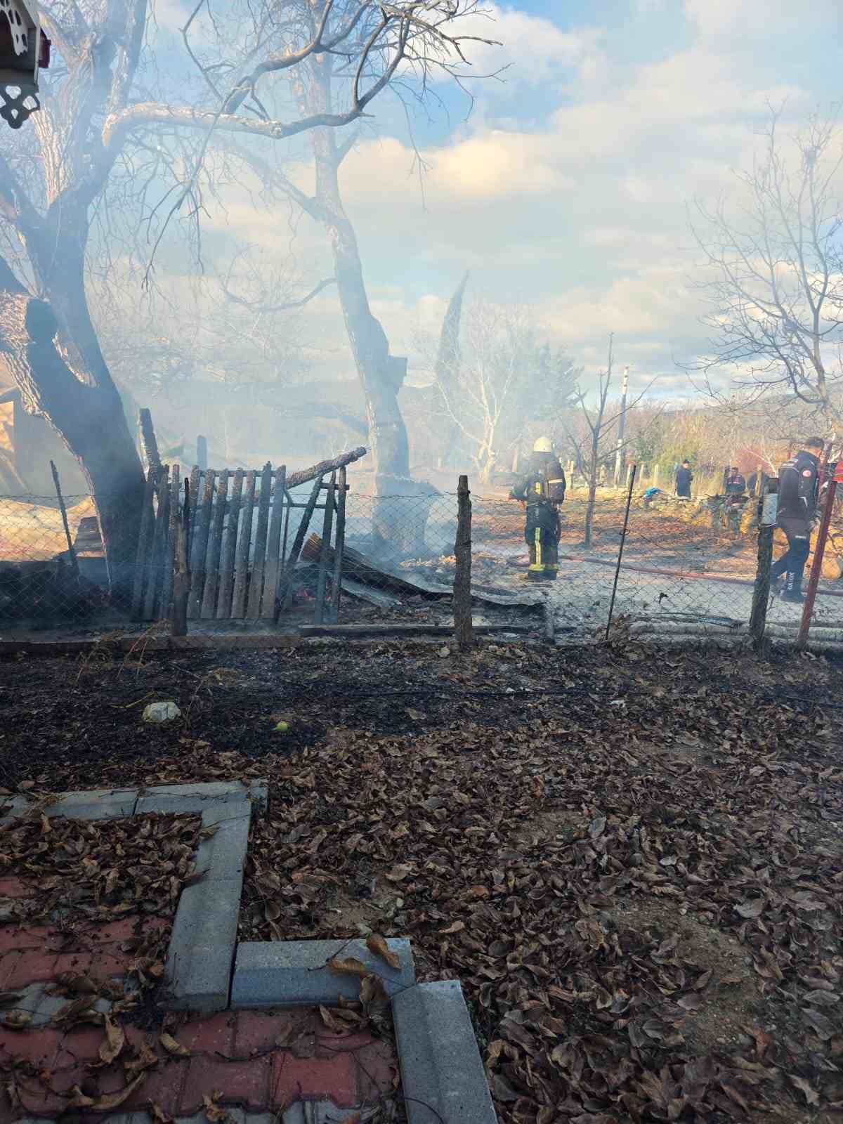 Korkuteli&rsquo;nde yanan ev kullanılamaz hale geldi
