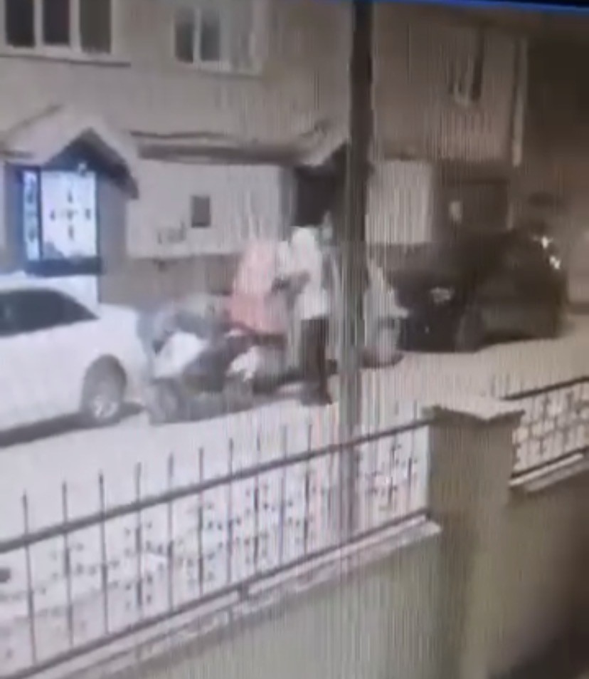 Kuryenin &ccedil;antasındaki d&uuml;r&uuml;m&uuml; &ccedil;alıp koşarak ka&ccedil;tı
