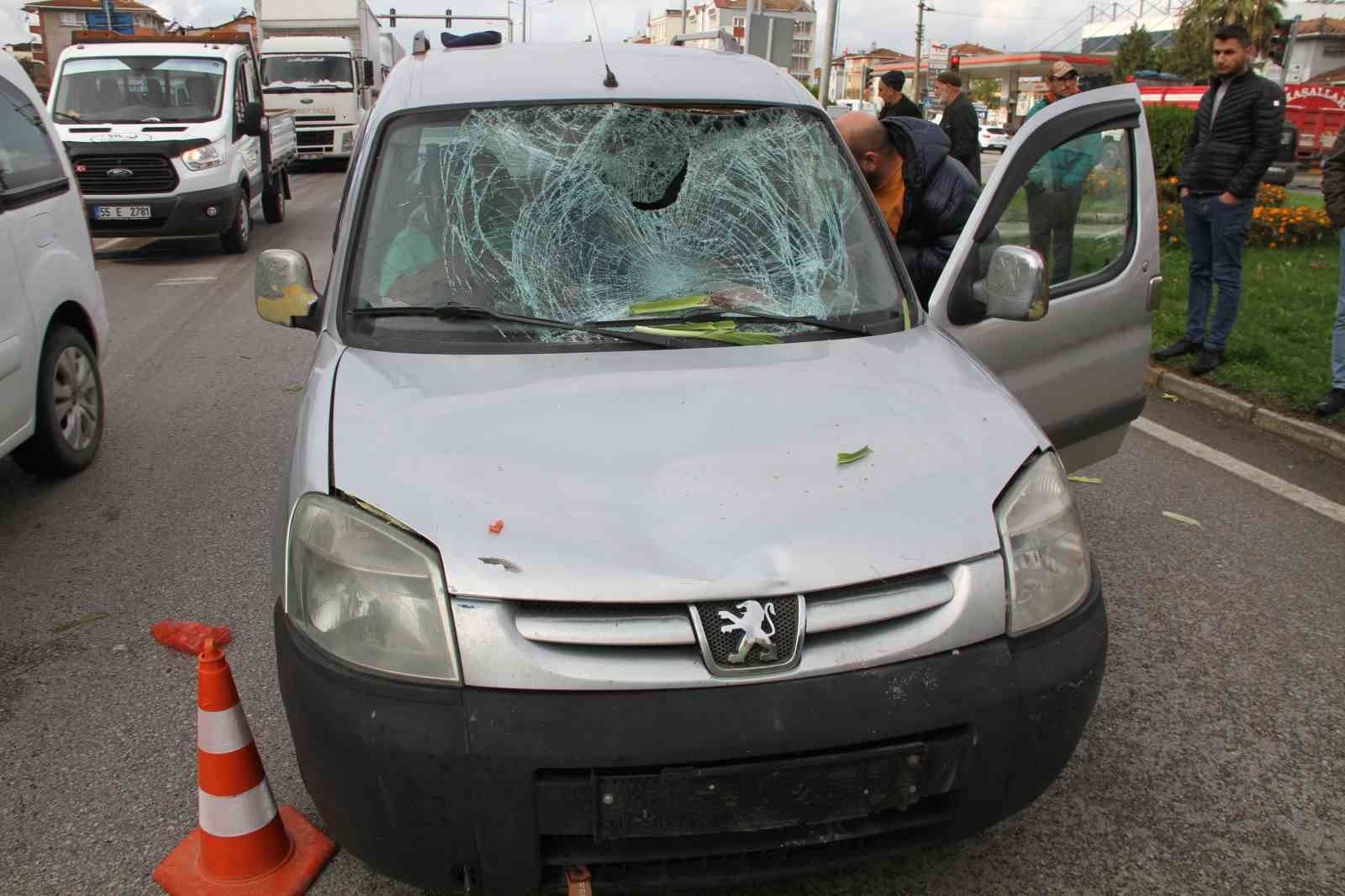 Hafif ticari aracın çarptığı bisikletli ağır yaralandı