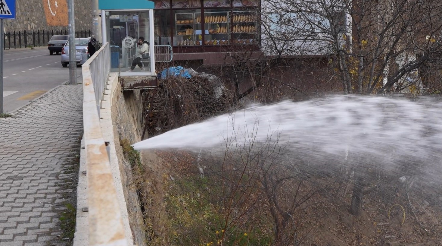 Ana su hattındaki tonlarca su Harşit Çayı’na aktı