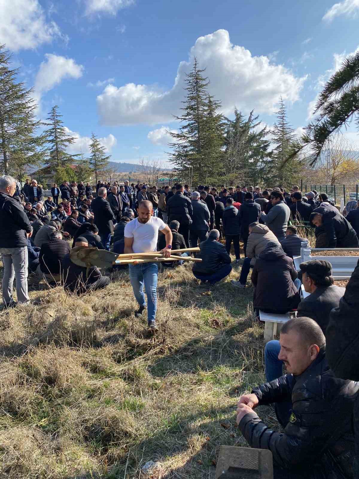 Suçsuz yere öldürülen 2 çocuk annesi memleketinde toprağa verildi