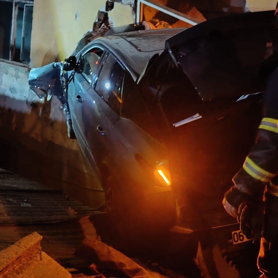 Bolu’da bina duvarına çarpan otomobilin sürücüsü yaralandı