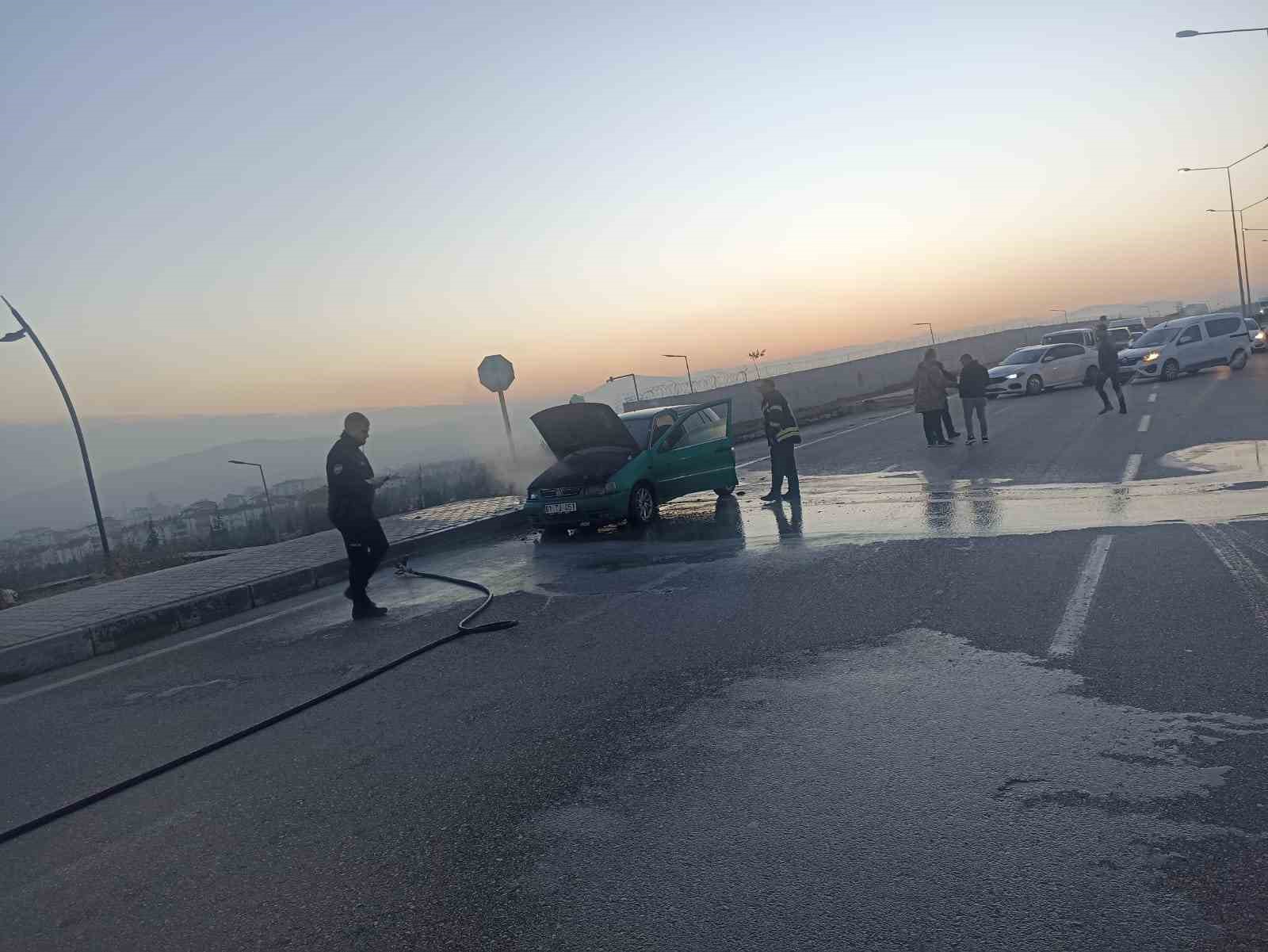 Elazığ’da seyir halindeki araç alev aldı