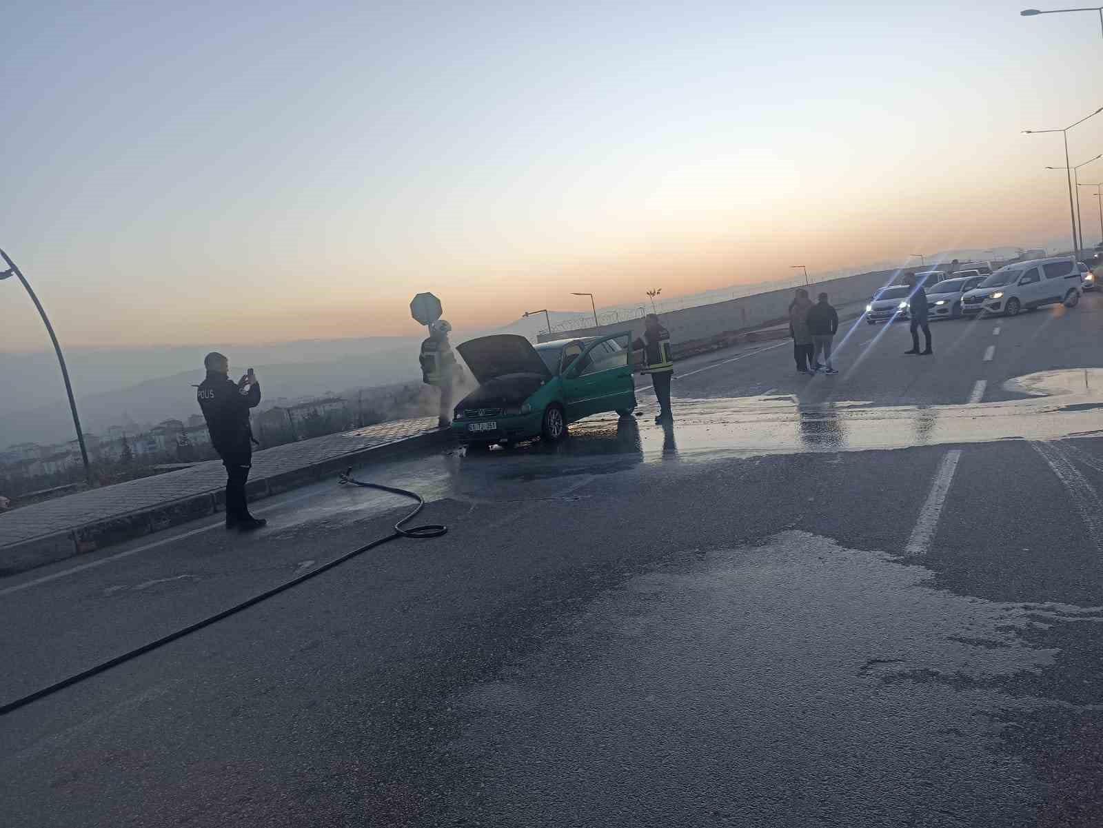 Elazığ’da seyir halindeki araç alev aldı