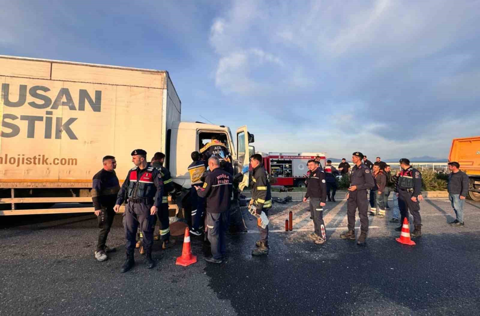 Kamyonette sıkışan iki kişi kurtarıldı
