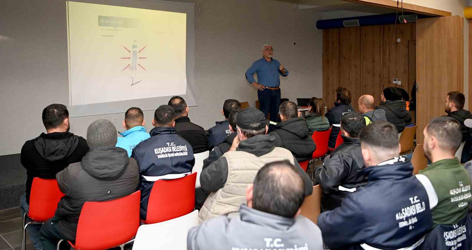 Kuşadası Belediyesi Temizlik İşleri Müdürlüğü personeline ’güvenli sürüş’ eğitimi verildi
