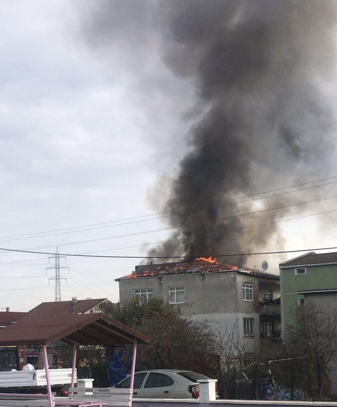 Çatı katı alev topuna döndü