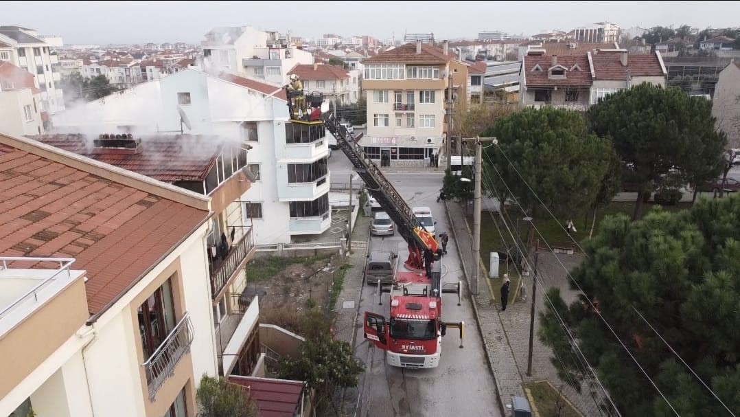 Balıkesir&rsquo;de &ccedil;atı yangını
