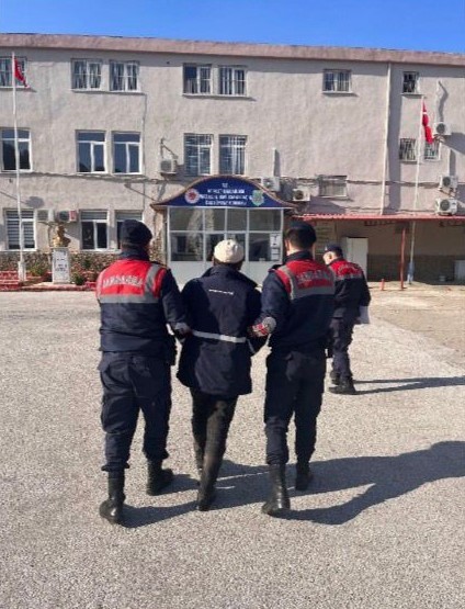 Yatakların arasına saklandı, jandarmadan ka&ccedil;amadı
