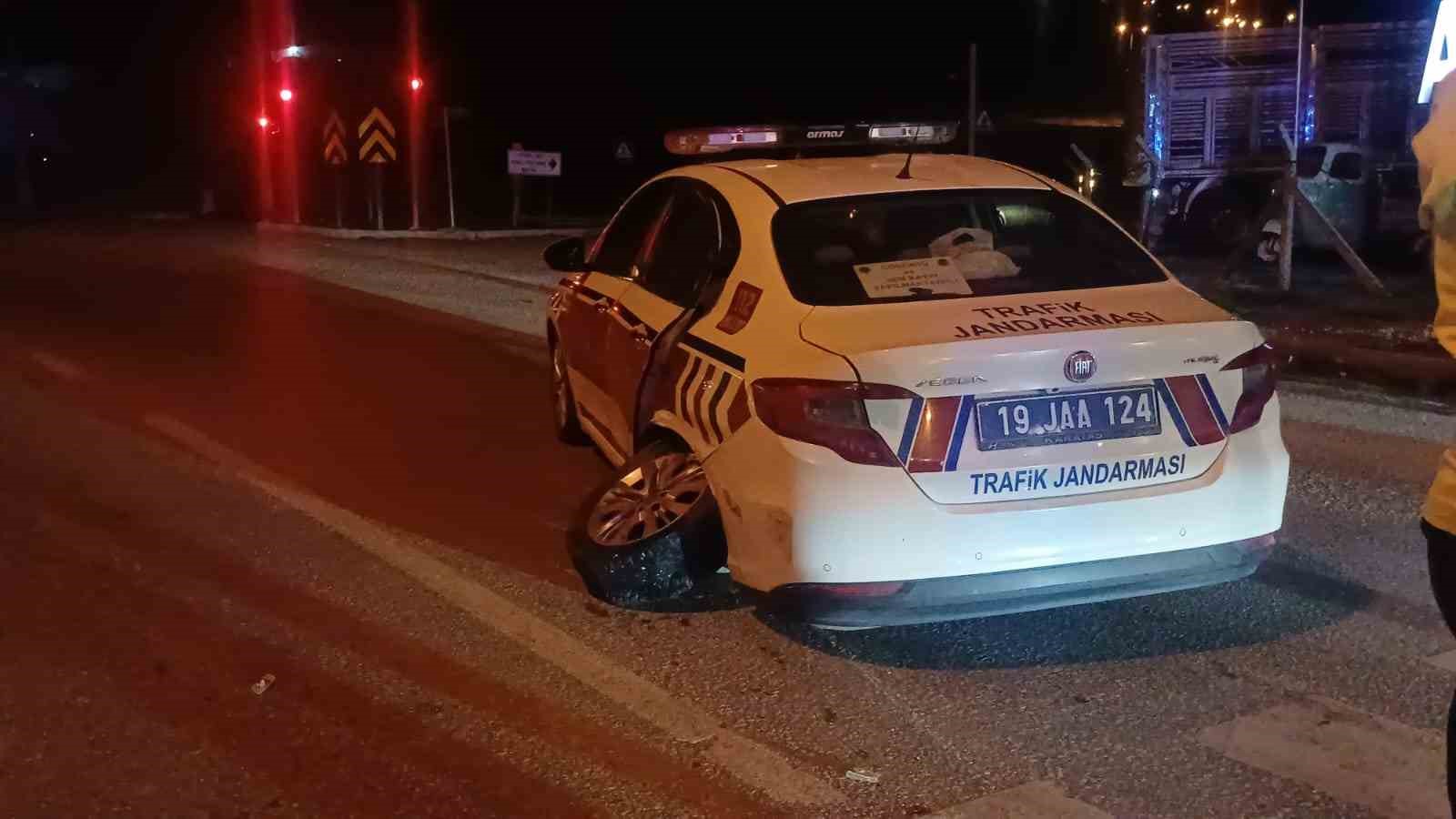Çorum’da kırmızı ışıkta zincirleme kaza: 2 jandarma personeli yaralandı