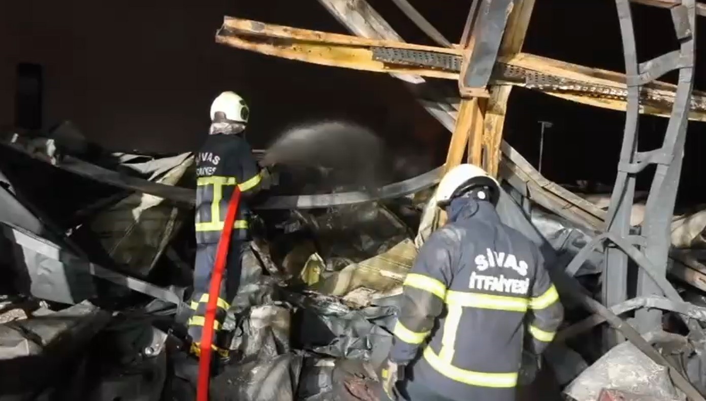 Fabrika yangını için Sivas’tan Kırıkkale’ye giden itfaiye ekipleri, söndürme çalışmalarına destek verdi