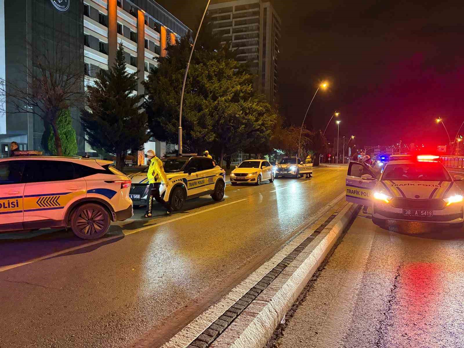 Uygulamadan polise çarpıp kaçtı, şüphelinin aracı 1 kilometre uzaklıkta park halinde bulundu